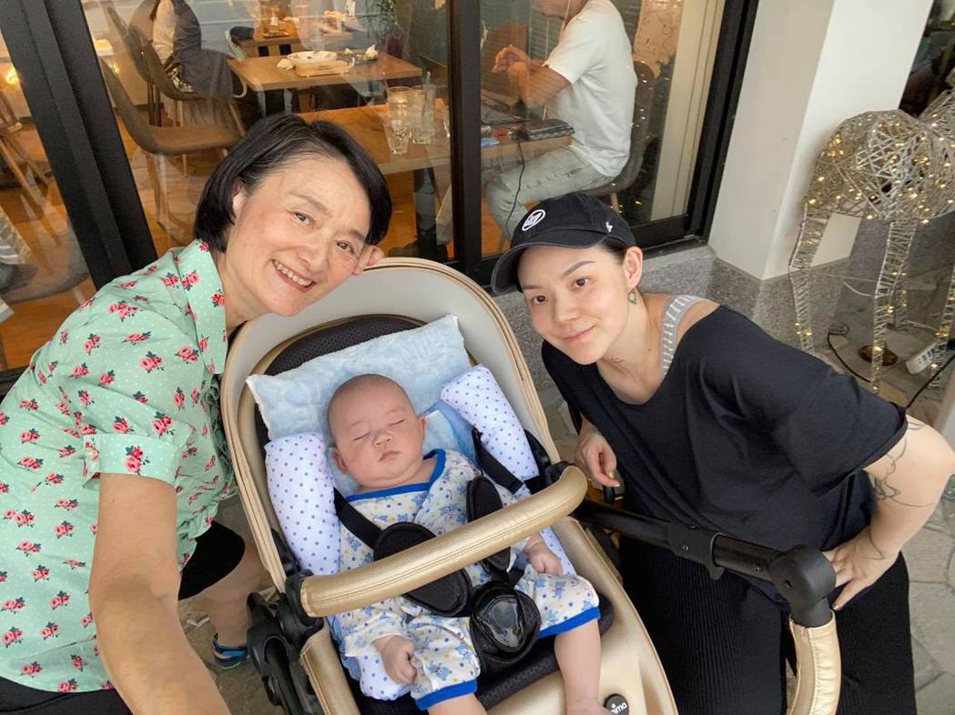 媽媽是我的避風港！歐陽靖坦言「產後憂鬱很嚴重」淚謝譚艾珍陪伴　母女倆「手忙腳亂帶娃」感情更緊密