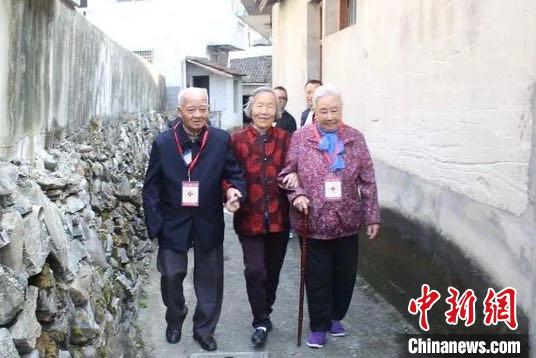 知恩圖報！朋友「51年前雪中送炭」讓他永生難忘　花半輩子回報「最後結局好催淚」
