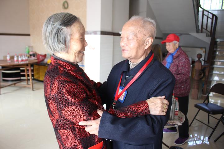 知恩圖報！朋友「51年前雪中送炭」讓他永生難忘　花半輩子回報「最後結局好催淚」