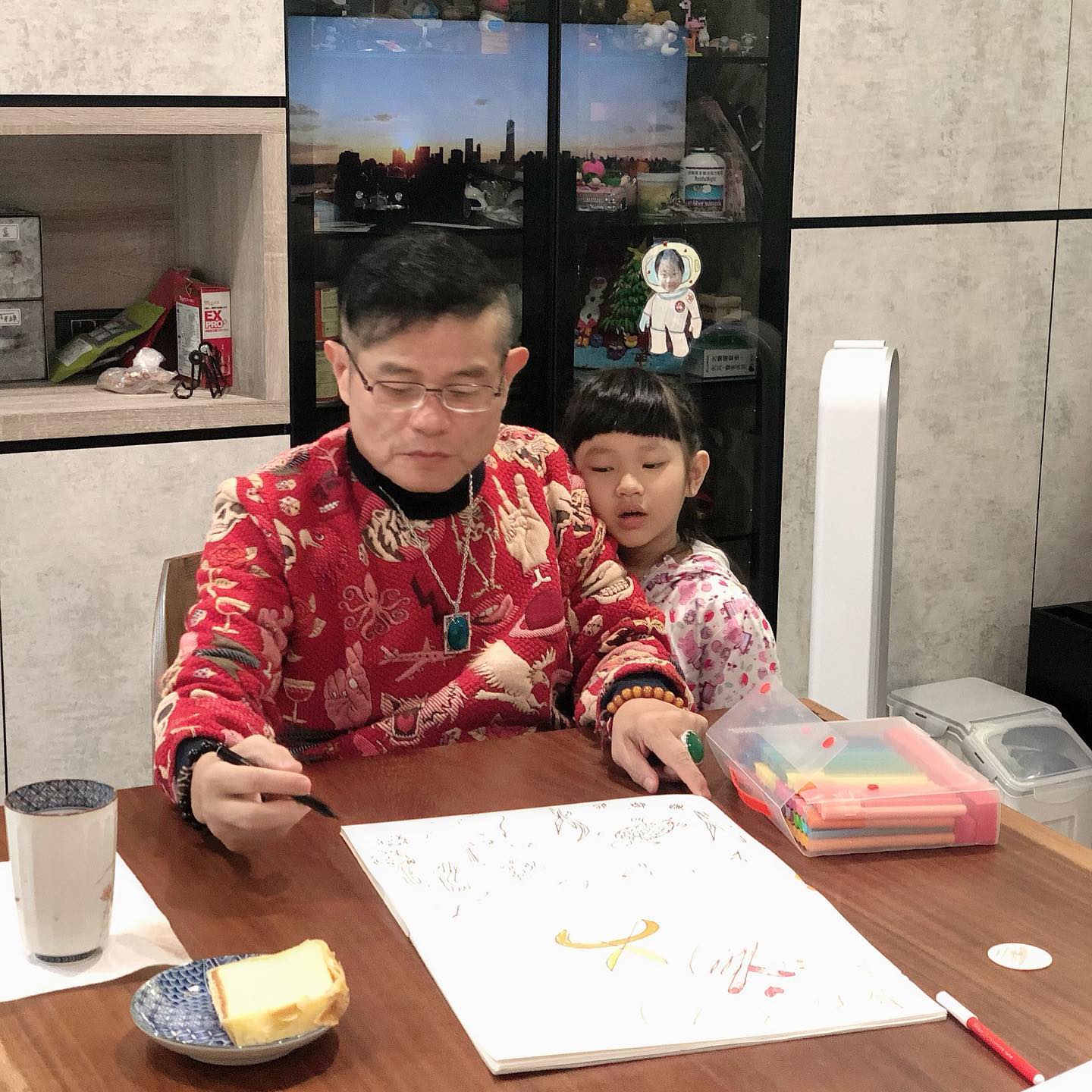 僅剩一個主持棒！許效舜「錄影三天變一天」反而樂在其中　「砸百萬轉行」近況曝光：活到老學到老