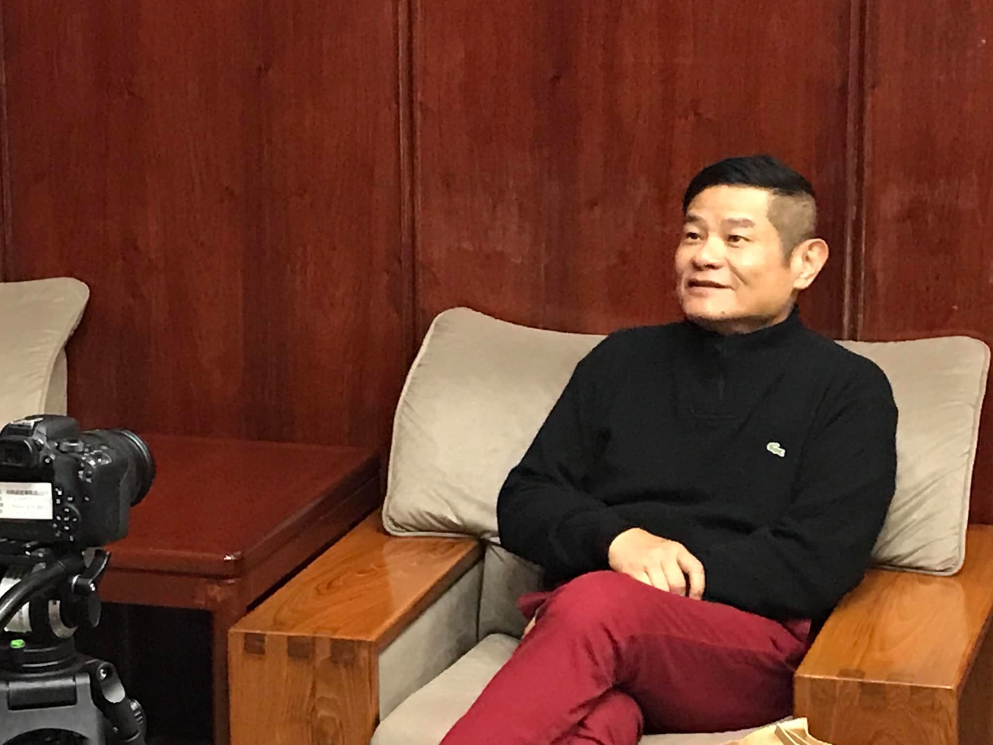 僅剩一個主持棒！許效舜「錄影三天變一天」反而樂在其中　「砸百萬轉行」近況曝光：活到老學到老