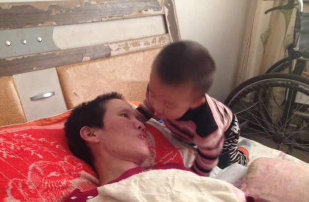 愛的呼喚！孕妻遇車 禍變植物人「奇蹟產子」　2歲幼子用愛喚醒媽媽「每日嚼食反哺」看哭全網