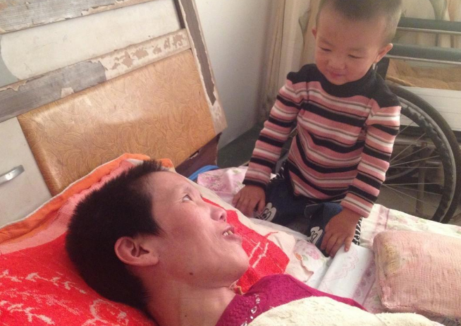 愛的呼喚！孕妻遇車 禍變植物人「奇蹟產子」　2歲幼子用愛喚醒媽媽「每日嚼食反哺」看哭全網