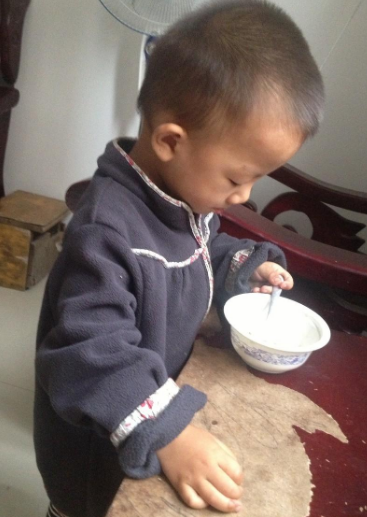愛的呼喚！孕妻遇車 禍變植物人「奇蹟產子」　2歲幼子用愛喚醒媽媽「每日嚼食反哺」看哭全網