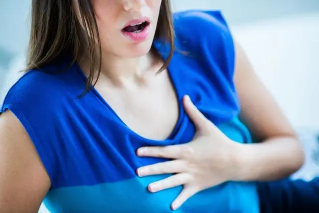 剛和男友大吵一架！女孩被氣到「胸悶心慌」　醫生卻問「月經什麼時候來？」結果驚出冷汗