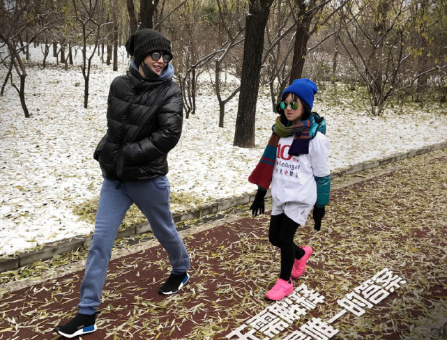 李亞鵬公開李嫣嬰兒期照片！剛做完第一次手術「嘴貼膠布」躺爸爸懷裡　父女深情對視「眼神超有愛」