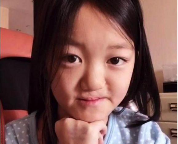 李亞鵬公開李嫣嬰兒期照片！剛做完第一次手術「嘴貼膠布」躺爸爸懷裡　父女深情對視「眼神超有愛」