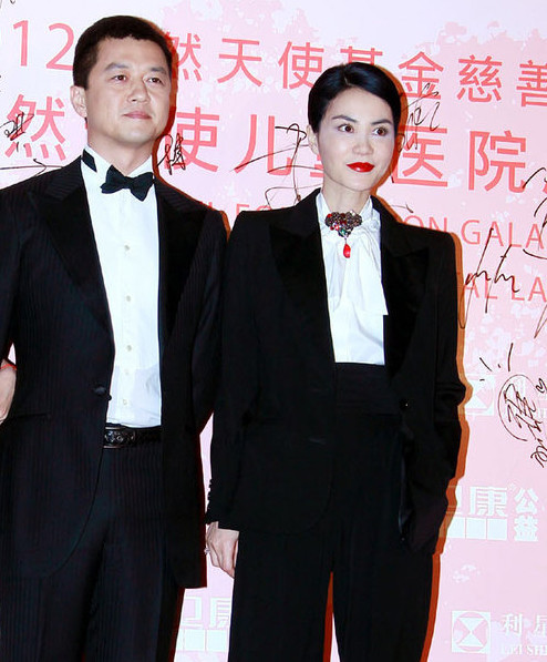 李亞鵬公開李嫣嬰兒期照片！剛做完第一次手術「嘴貼膠布」躺爸爸懷裡　父女深情對視「眼神超有愛」