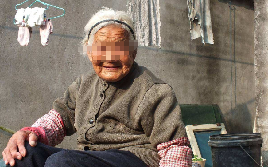 第1次去男友家！女友故意「把洗腳水倒奶奶床上」　 男友父親「卻獎勵4000元」忙誇她太聰明了