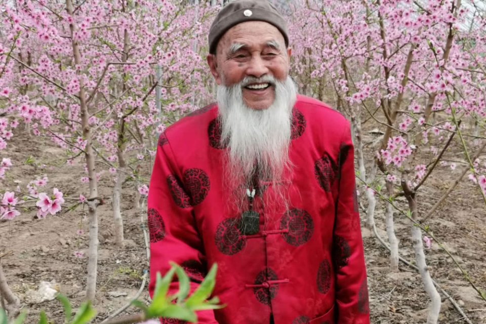 104歲哥哥看望「97歲病重妹妹」！妹妹哭著握哥哥的手　話音未落兩人已淚目：也許最後一次見