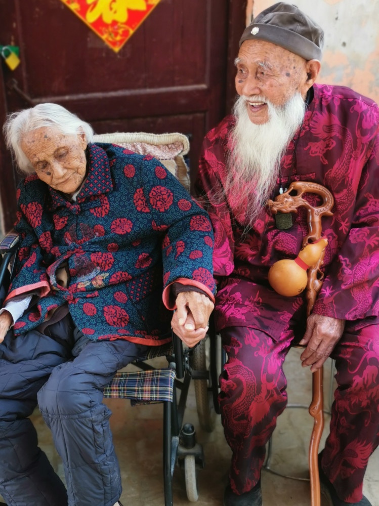 104歲哥哥看望「97歲病重妹妹」！妹妹哭著握哥哥的手　話音未落兩人已淚目：也許最後一次見