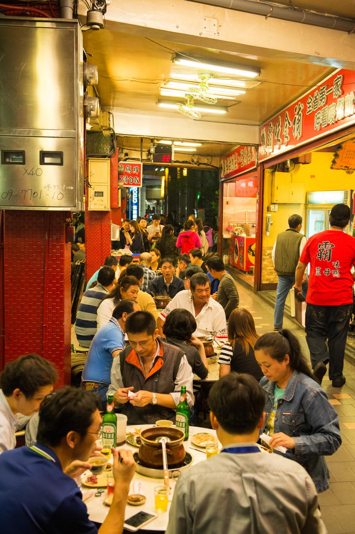 腿都伸不直!他疑惑薑母鴨「桌子椅子都好矮」吃飯很不舒適 店家揭「高度55公分」是故意的