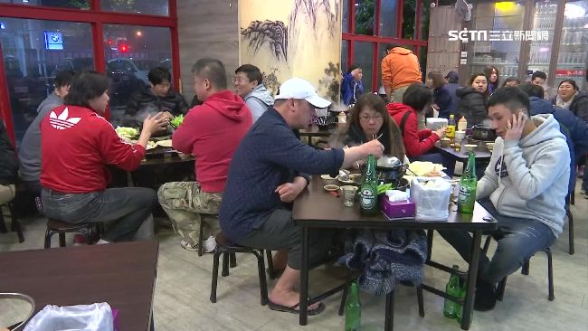 腿都伸不直!他疑惑薑母鴨「桌子椅子都好矮」吃飯很不舒適 店家揭「高度55公分」是故意的