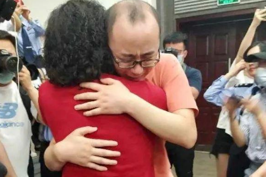 「不要別人做我爸」！寡母再嫁5歲兒負氣出走　20年後憑記憶回鄉「扔下百萬離開」不願相認