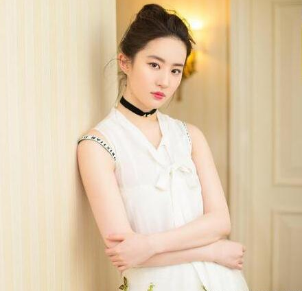 花百萬整成偶像！19歲少女「連名字也高仿劉亦菲」1年後成選美冠軍　如今「23歲再亮相」才認清了現實