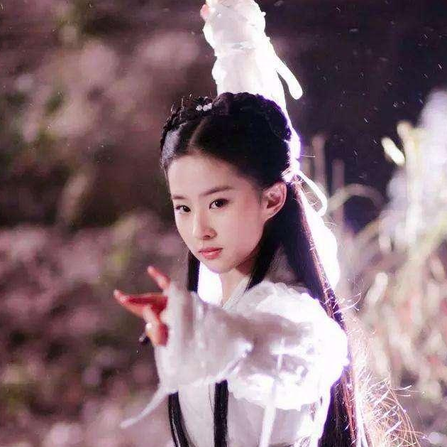 花百萬整成偶像！19歲少女「連名字也高仿劉亦菲」1年後成選美冠軍　如今「23歲再亮相」才認清了現實