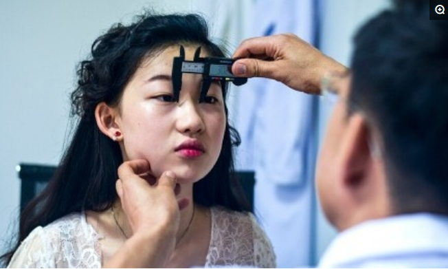 花百萬整成偶像！19歲少女「連名字也高仿劉亦菲」1年後成選美冠軍　如今「23歲再亮相」才認清了現實