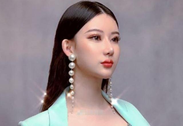 花百萬整成偶像！19歲少女「連名字也高仿劉亦菲」1年後成選美冠軍　如今「23歲再亮相」才認清了現實