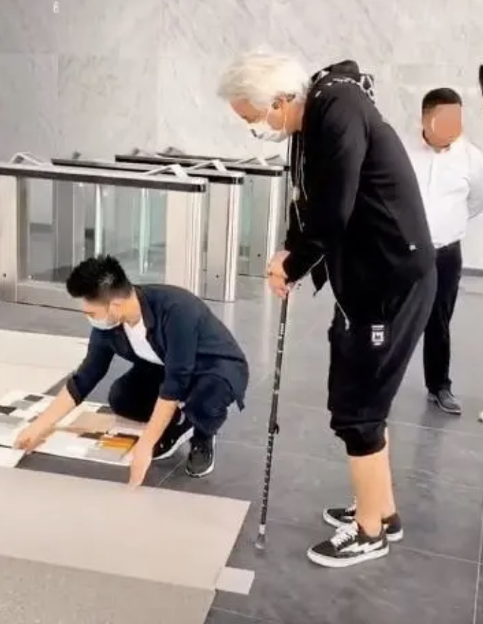 張庭花80億買下「一整棟江景樓」！60歲林瑞陽拄拐杖親自監工　當場豪送一整層給閨蜜：有錢就是任性