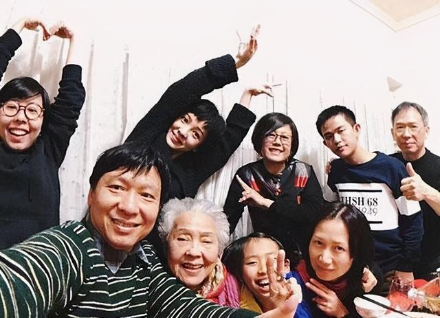 郭采潔曬出自家豪宅！在家喜歡「穿背心留短髮」帥氣程度不輸男生　走廊處「堆滿雜物」超接地氣