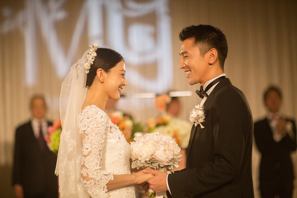年齡不是問題！盤點10對「不被看好婚後卻超幸福」 的演藝圈姐弟戀　#9假戲真做「婚禮如偶像劇」甜炸❤