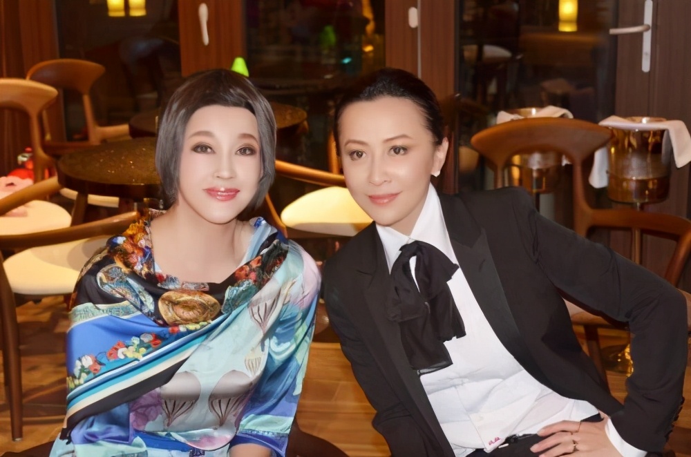 把狗當兒養？54歲周海媚「為愛犬過生」被酸不生子　本尊「回懟超霸氣」網感嘆：這12位女星也逃不過