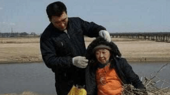「舅媽嫁給我」！24歲小鮮肉娶56歲阿嬤被酸「娶了一個媽」　婚後恩愛23年把老妻寵成公主