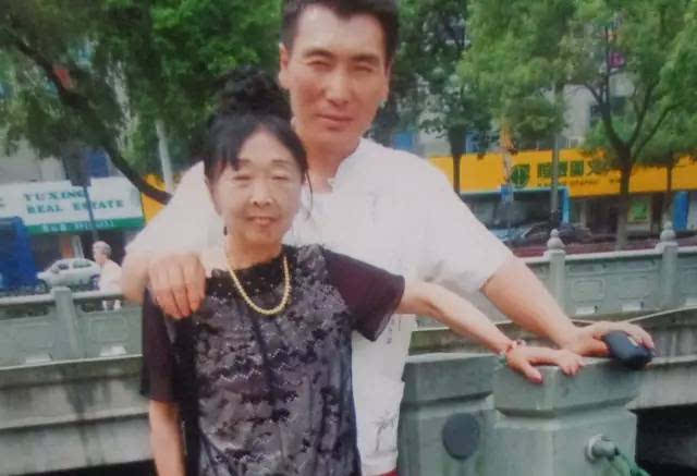 「舅媽嫁給我」！24歲小鮮肉娶56歲阿嬤被酸「娶了一個媽」　婚後恩愛23年把老妻寵成公主