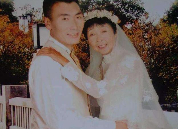 「舅媽嫁給我」！24歲小鮮肉娶56歲阿嬤被酸「娶了一個媽」　婚後恩愛23年把老妻寵成公主