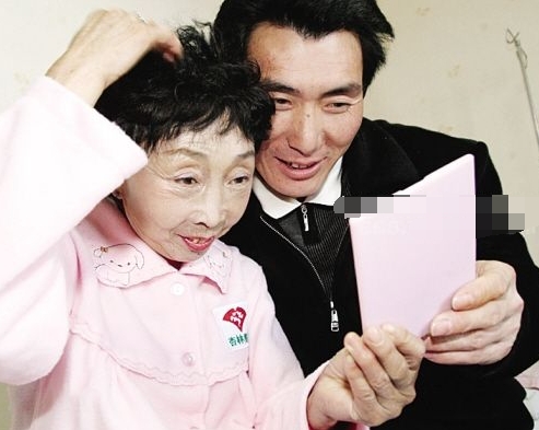 「舅媽嫁給我」！24歲小鮮肉娶56歲阿嬤被酸「娶了一個媽」　婚後恩愛23年把老妻寵成公主