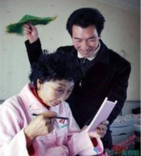 「舅媽嫁給我」！24歲小鮮肉娶56歲阿嬤被酸「娶了一個媽」　婚後恩愛23年把老妻寵成公主