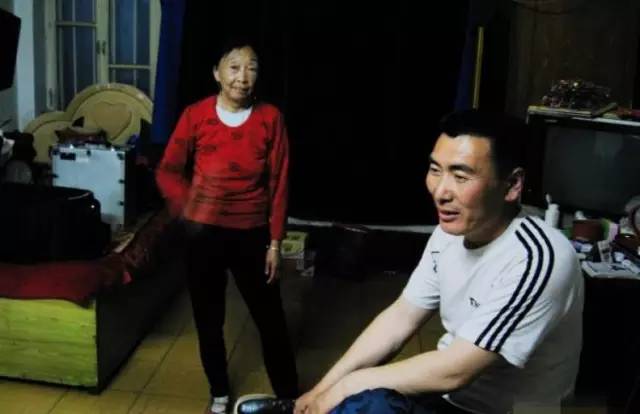「舅媽嫁給我」！24歲小鮮肉娶56歲阿嬤被酸「娶了一個媽」　婚後恩愛23年把老妻寵成公主