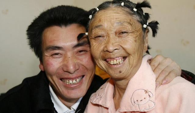 「舅媽嫁給我」！24歲小鮮肉娶56歲阿嬤被酸「娶了一個媽」　婚後恩愛23年把老妻寵成公主