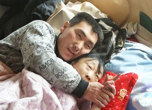 「舅媽嫁給我」！24歲小鮮肉娶56歲阿嬤被酸「娶了一個媽」　婚後恩愛23年把老妻寵成公主