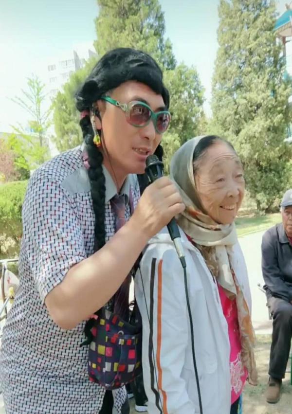 「舅媽嫁給我」！24歲小鮮肉娶56歲阿嬤被酸「娶了一個媽」　婚後恩愛23年把老妻寵成公主