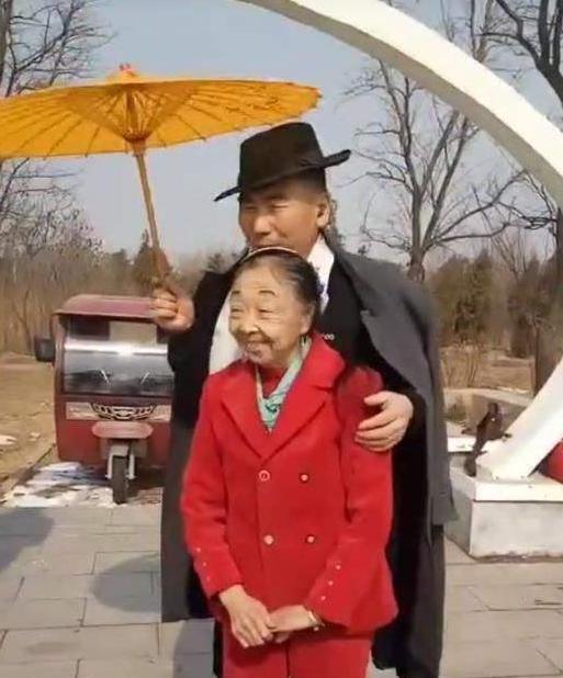 「舅媽嫁給我」！24歲小鮮肉娶56歲阿嬤被酸「娶了一個媽」　婚後恩愛23年把老妻寵成公主