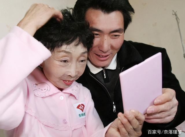 「舅媽嫁給我」！24歲小鮮肉娶56歲阿嬤被酸「娶了一個媽」　婚後恩愛23年把老妻寵成公主