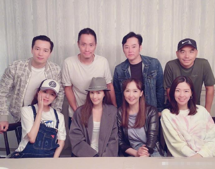 安以軒挺「2胎巨肚」參加貴婦聚會！以手掩面巧遮浮腫　「C位美女」身份不簡單：真正名媛圈