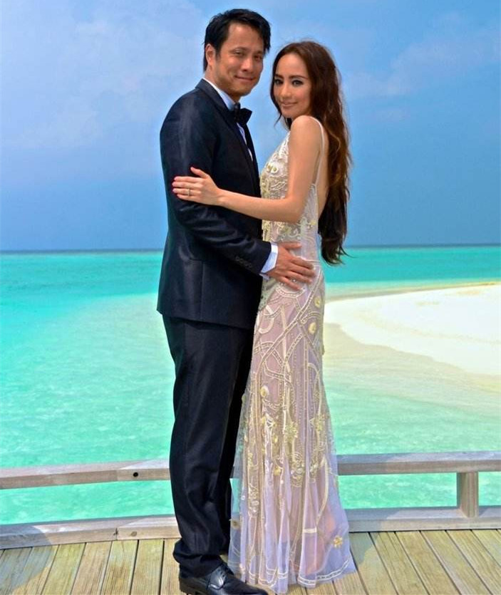 安以軒挺「2胎巨肚」參加貴婦聚會！以手掩面巧遮浮腫　「C位美女」身份不簡單：真正名媛圈