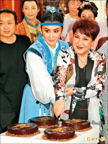 54歲為自己而活！陳亞蘭「淡然回首往日情」謝2神隊友助放下　笑曝「只睡4小時生活」單身卻充實