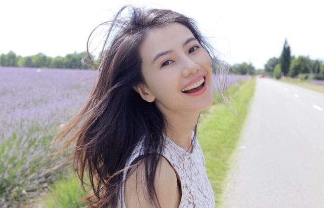 滿1歲抓周！高圓圓女兒在家抓周「令全家神情緊張」：抓到了最不想讓她拿的　爺爺趙樹海笑曝：不愧是我孫女