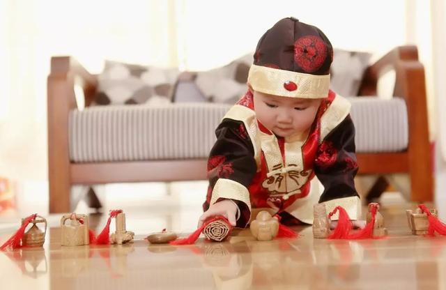 滿1歲抓周！高圓圓女兒在家抓周「令全家神情緊張」：抓到了最不想讓她拿的　爺爺趙樹海笑曝：不愧是我孫女