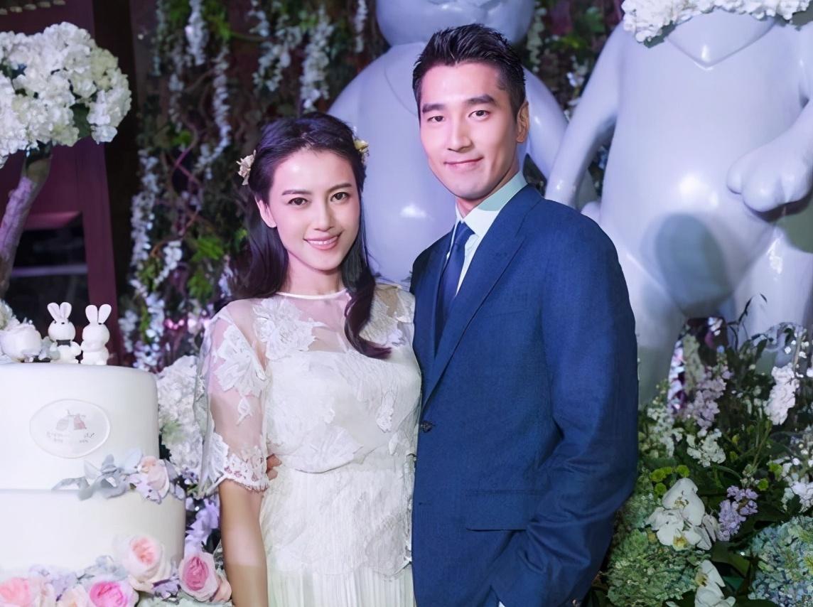 滿1歲抓周！高圓圓女兒在家抓周「令全家神情緊張」：抓到了最不想讓她拿的　爺爺趙樹海笑曝：不愧是我孫女