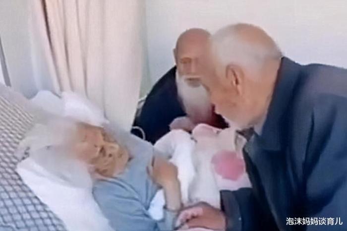 畫面超暖！102歲雙胞胎老人跨越千里「見118歲老母親」　「病床前三口相聚」：誰曾經不是個孩子？