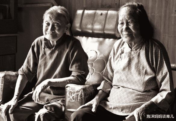 畫面超暖！102歲雙胞胎老人跨越千里「見118歲老母親」　「病床前三口相聚」：誰曾經不是個孩子？