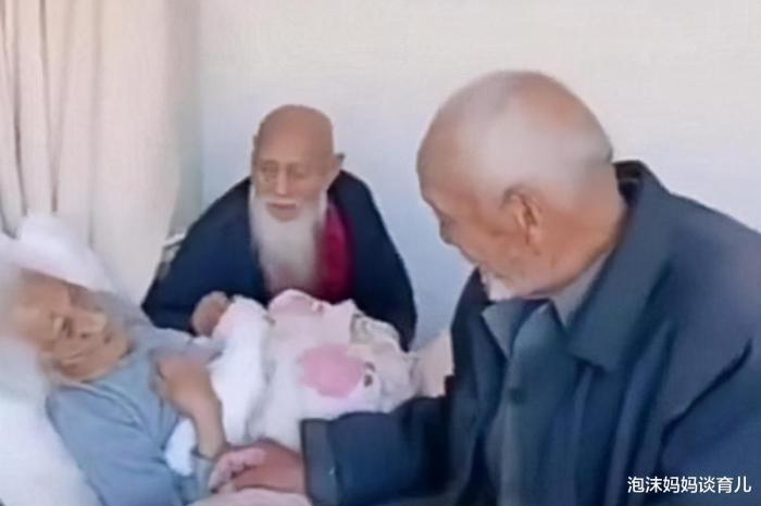 畫面超暖！102歲雙胞胎老人跨越千里「見118歲老母親」　「病床前三口相聚」：誰曾經不是個孩子？