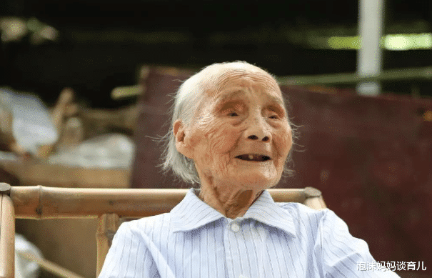 畫面超暖！102歲雙胞胎老人跨越千里「見118歲老母親」　「病床前三口相聚」：誰曾經不是個孩子？