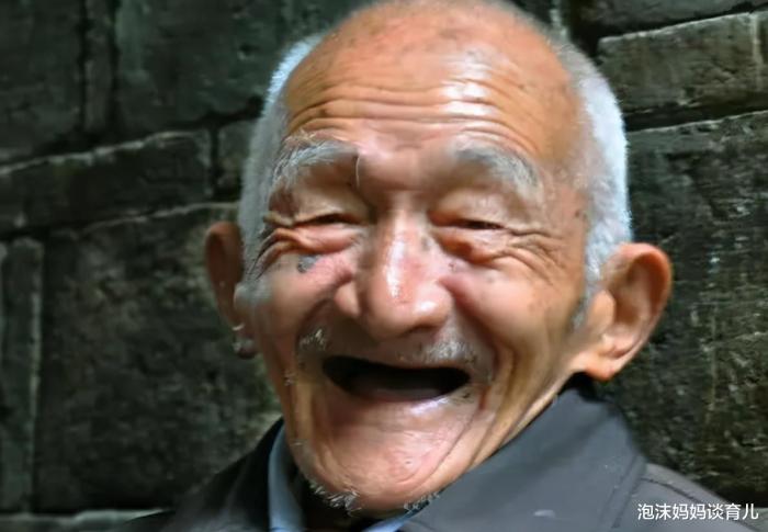 畫面超暖！102歲雙胞胎老人跨越千里「見118歲老母親」　「病床前三口相聚」：誰曾經不是個孩子？