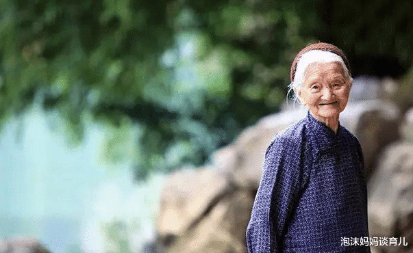 畫面超暖！102歲雙胞胎老人跨越千里「見118歲老母親」　「病床前三口相聚」：誰曾經不是個孩子？