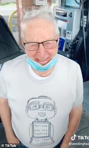 別這麼辛苦！89歲阿公為生計「白髮蒼蒼做外送」　暖心少年心疼「加碼贈34萬小費」結局暖哭網
